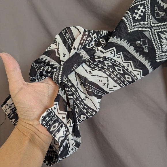 GeeGee size large sheer geometric tunic blouse in black/white - Picture 5 of 12